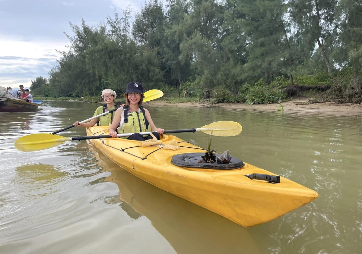 Du khách tham gia tour du lịch trên sông Hoài.