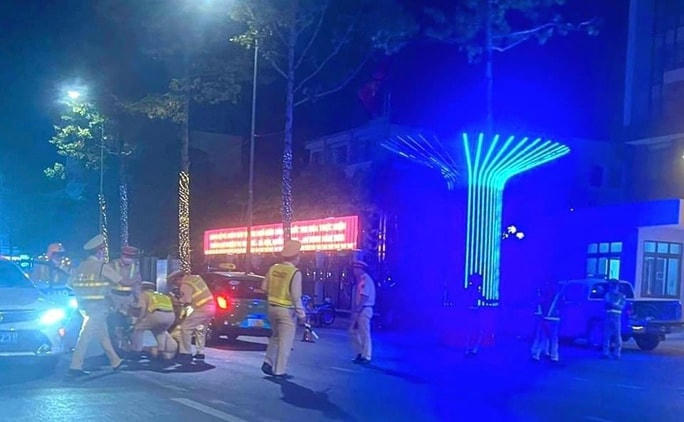 Tổ công tác hỗ trợ đồng đội bị thương đi cấp cứu ngay sau cú tông. Ảnh: CTV.