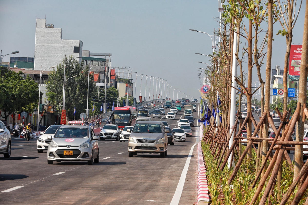 Cầu Vĩnh Tuy thoát cảnh ùn tắc sau thông xe