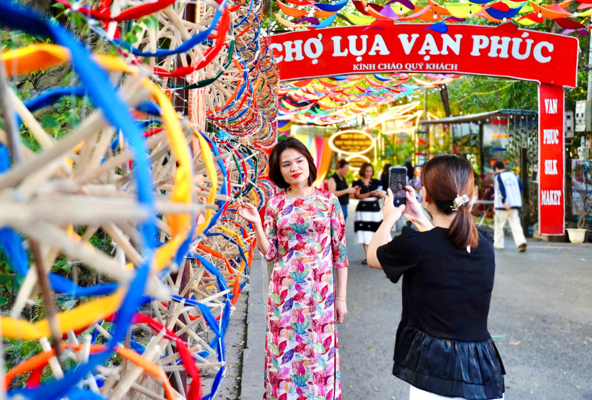 Chợ lụa Vạn Phúc là điểm check-in lý tưởng.