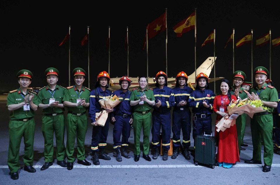 Lãnh đạo Cục cảnh sát phòng cháy chữa cháy và cứu nạn cứu hộ đón lực lượng cứu hộ, cứu nạn hoàn thành nhiệm vụ tại Myanmar trở về. (An Đăng/TTXVN)