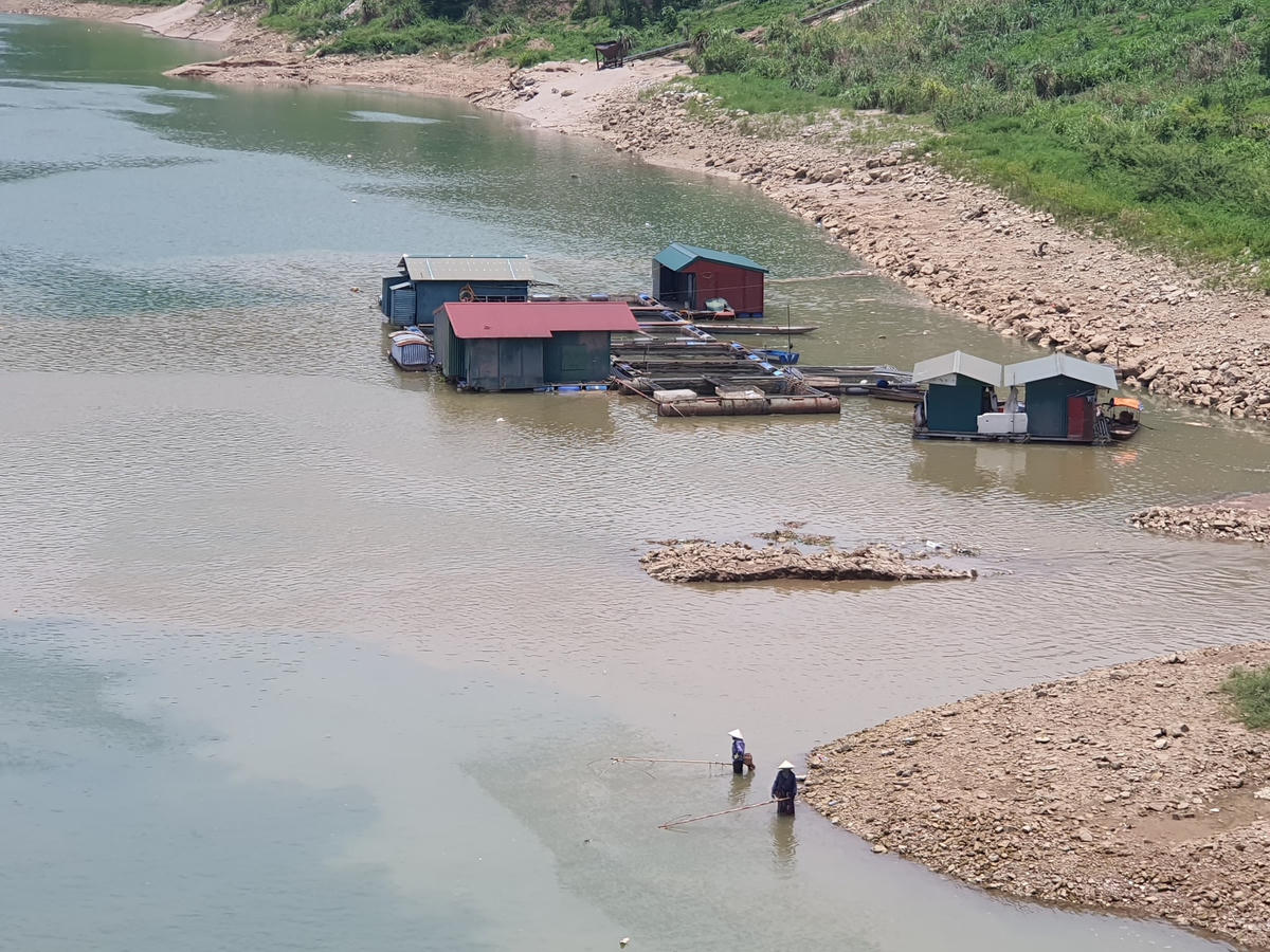 Thấy lòng sông cạn, một số người dân còn tranh thủ ra đánh bắt cá.