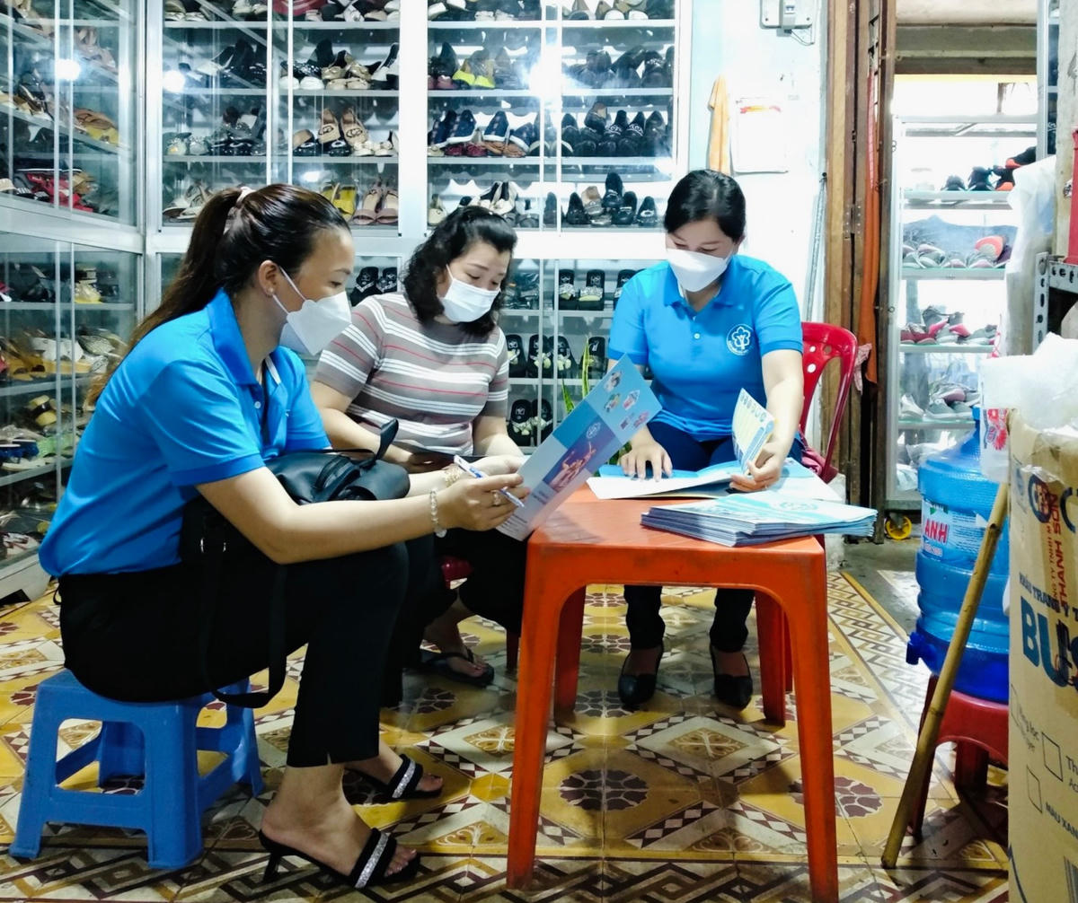 BHXH thị xã Long Mỹ đến tận gia đình, cơ sở buôn bán để vận động người dân tham gia BHXH tự nguyện, BHYT