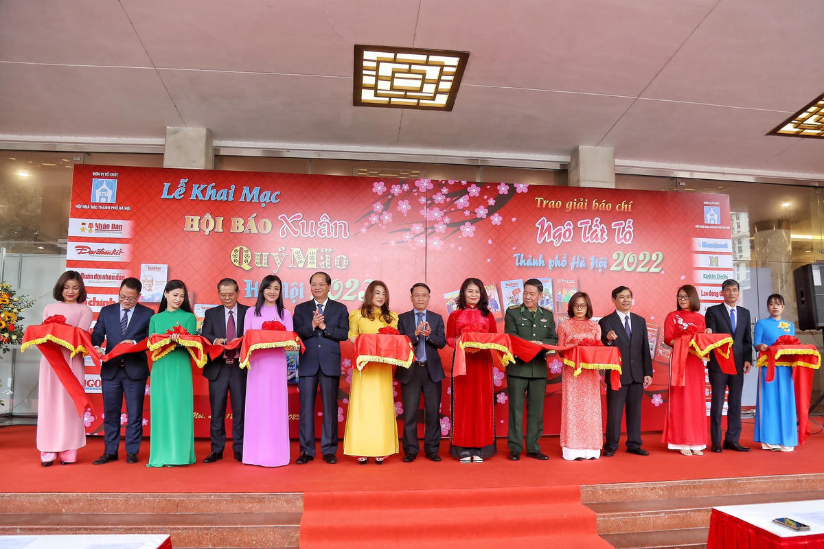Các lãnh đạo cắt băng tổ chức lễ hội báo Xuân Quý Mão 2023.