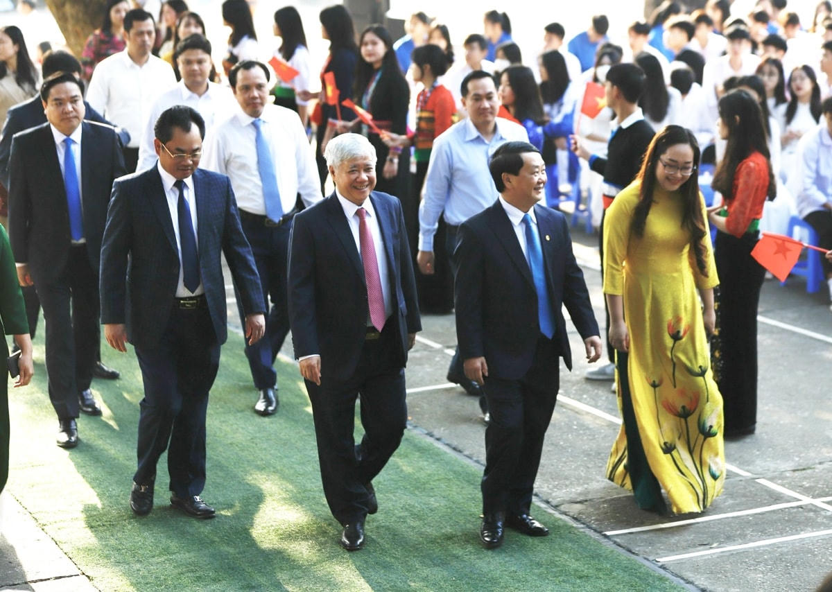 Bí thư Trung ương Đảng, Chủ tịch UBTƯ MTTQ Việt Nam Đỗ Văn Chiến; Bộ trưởng, Chủ nhiệm Ủy ban Dân tộc Hầu A Lềnh và các đại biểu về dự Lễ kỷ niệm 65 năm Ngày thành lập Trường Phổ thông Vùng cao Việt Bắc. Ảnh: Tuấn Ninh.