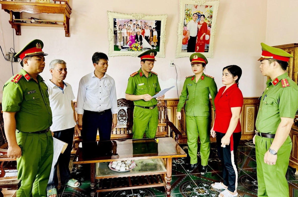 'Bà chủ' Nguyễn Thị Minh nghe Công an đọc quyết định khởi tố.