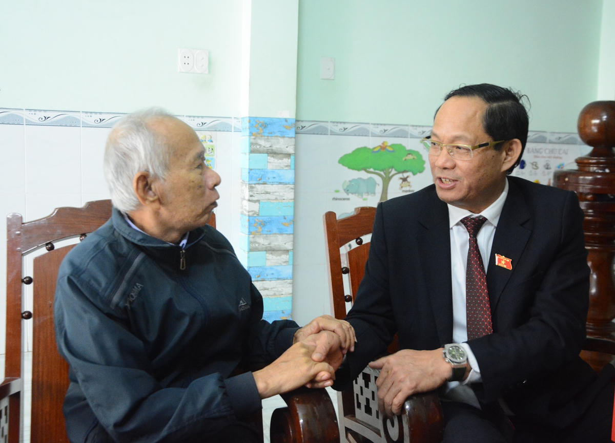 Phó Chủ tịch Quốc hội Trần Quang Phương thăm hỏi ông Nguyễn Đức Hồng. 