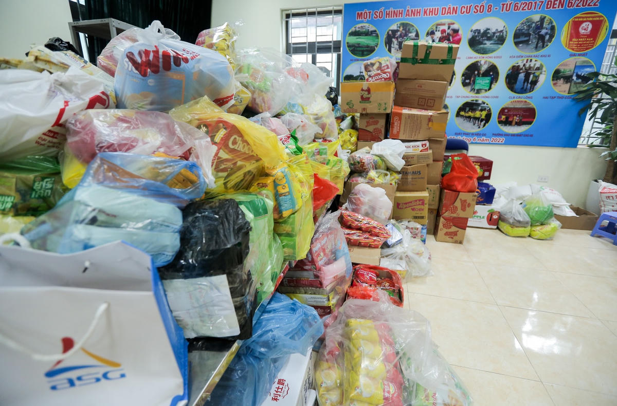 Những món đồ nhu yếu phẩm được người dân gửi đến cho các nạn nhân.