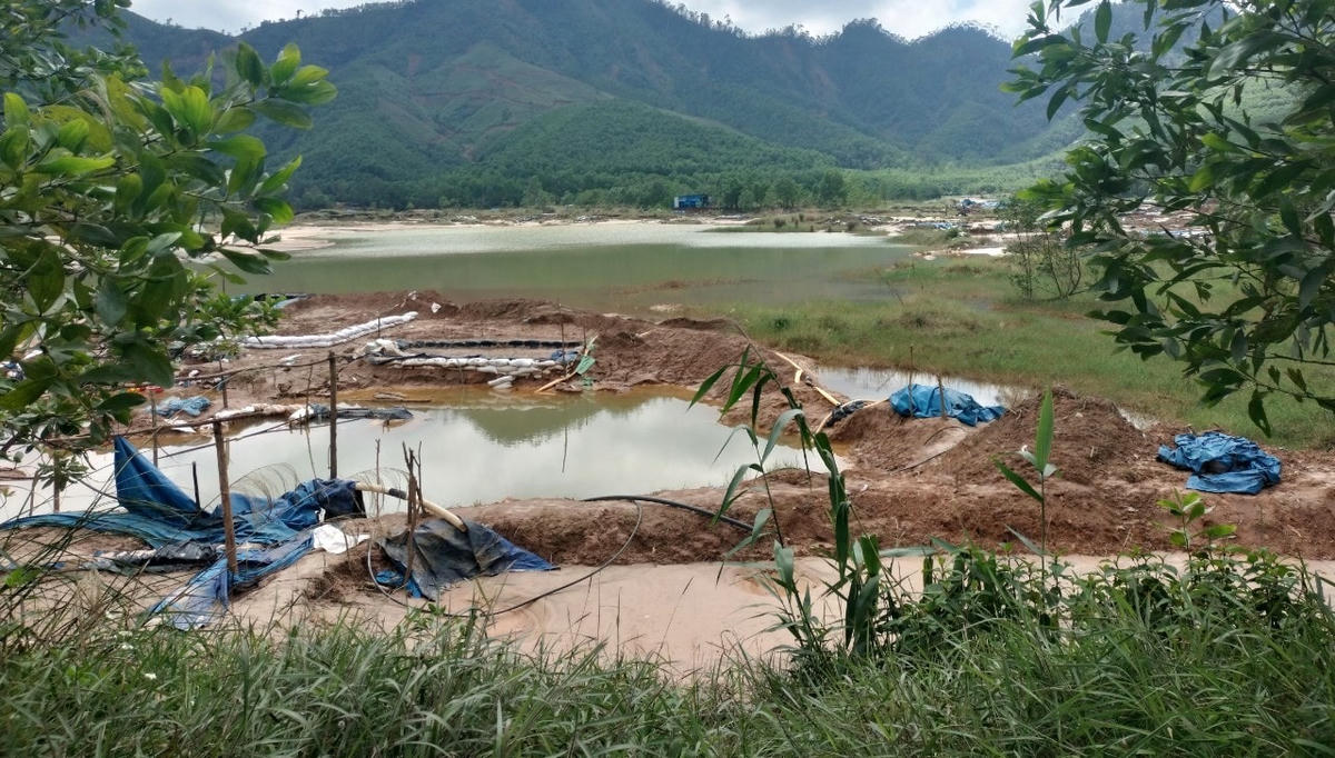 Các hồ ngâm xái quặng vàng tặc bỏ lại.