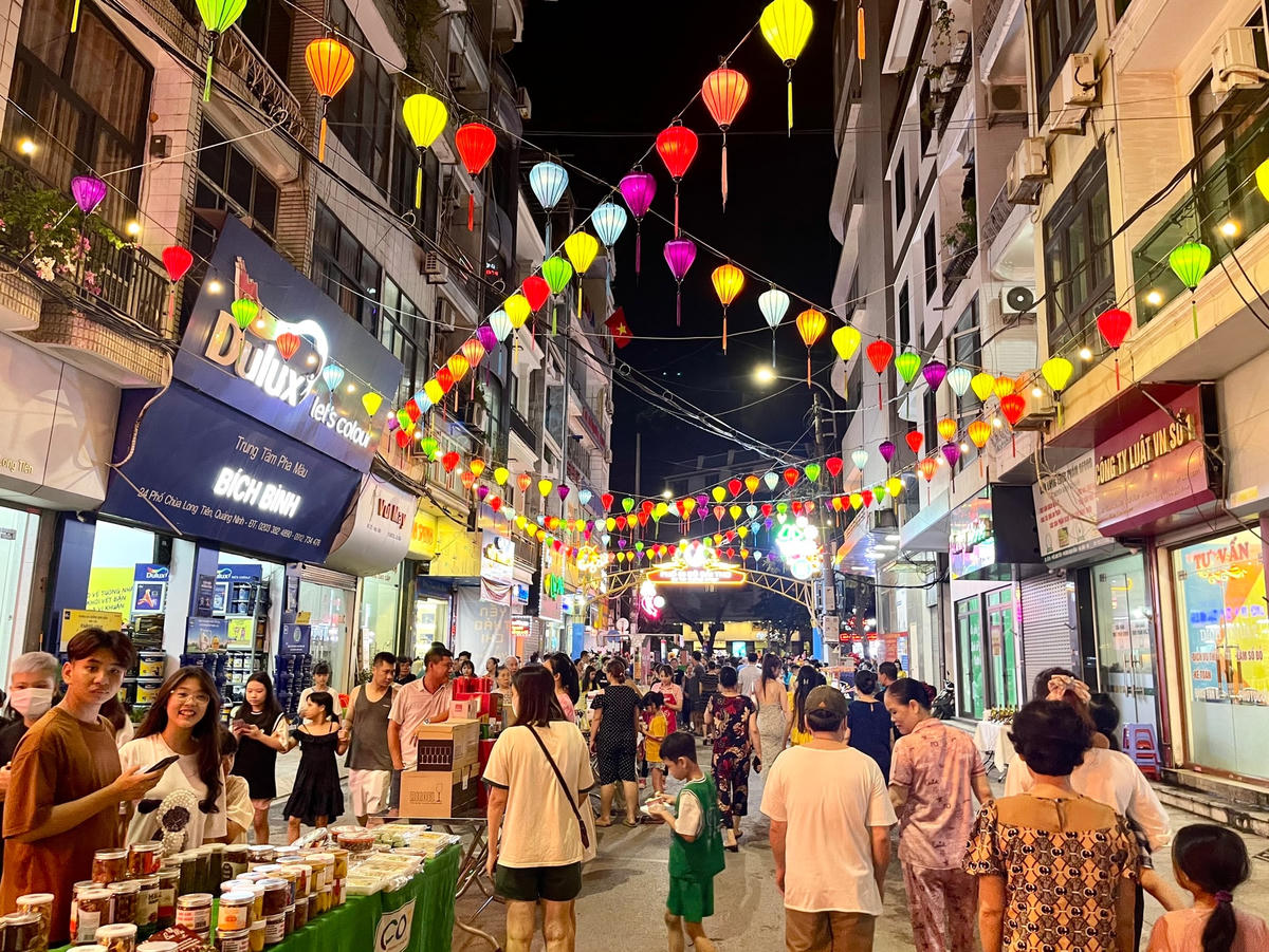 Dọc tuyến phố được trang trí bằng hệ thống đèn lồng với nhiều màu sắc sặc sỡ và các gian hàng chủ yếu bày bán các loại đồ ăn vặt, đồ uống, đồ ăn nhanh, đồ lưu niệm, đồ mỹ nghệ thủ công,…