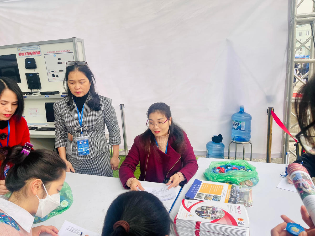 Tư vấn việc làm cho người lao động.