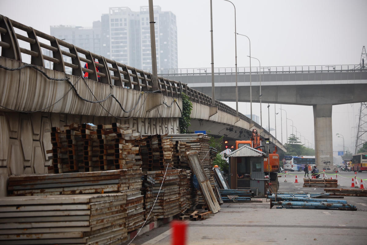 Các thiết bị, máy móc đã được đơn vị thi công vận chuyển tới công trường.