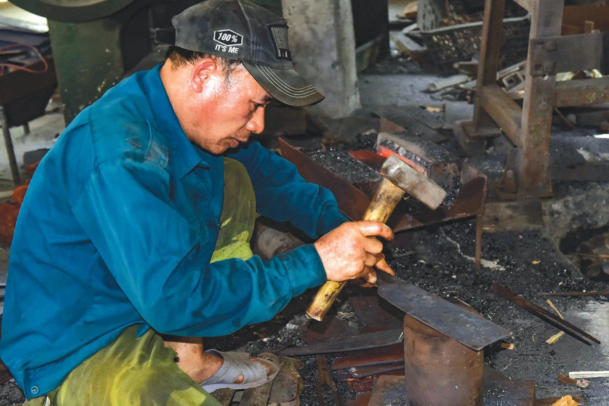 Lửa rèn vẫn đỏ