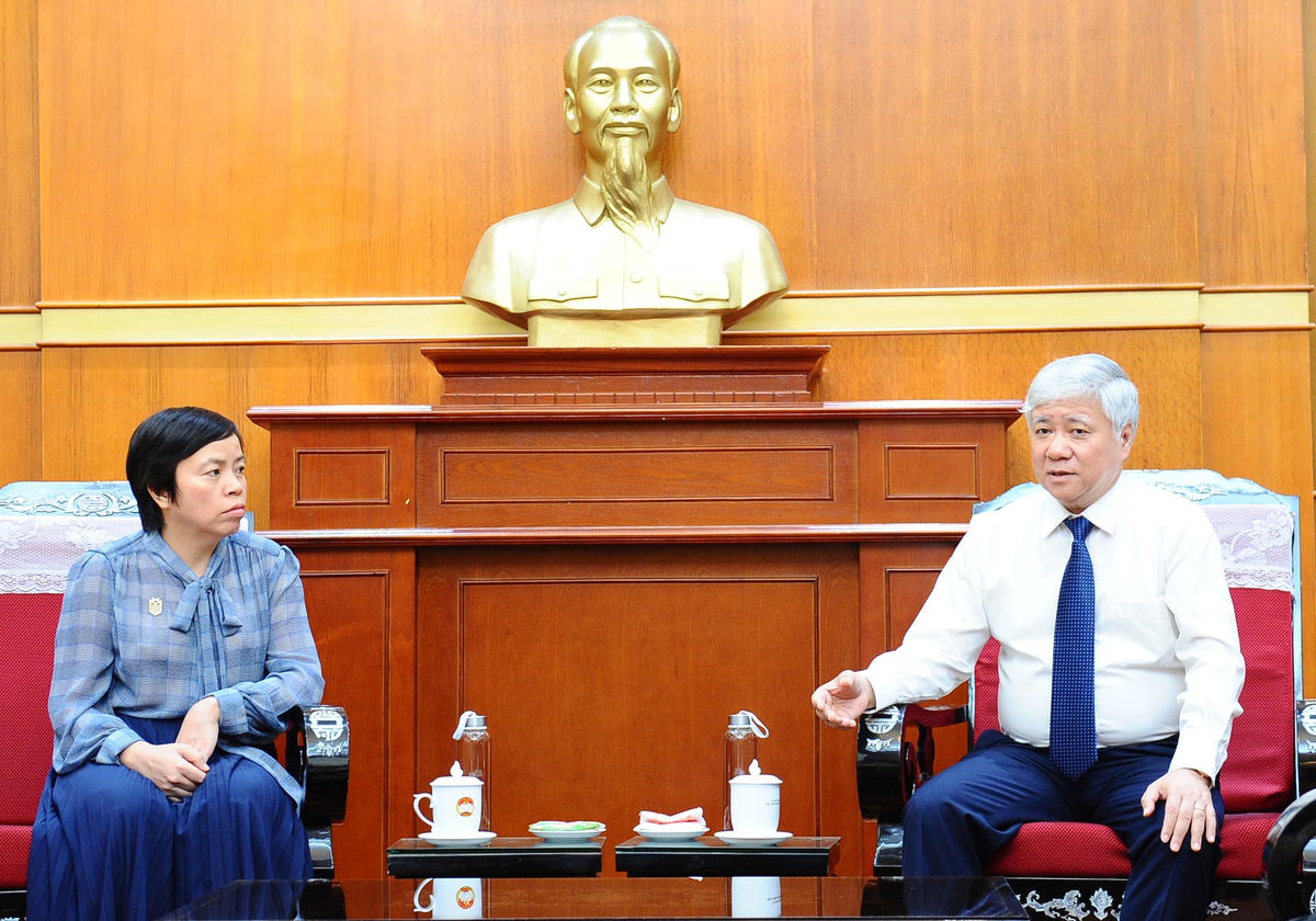 Chủ tịch UBTƯ MTTQ Việt Nam Đỗ Văn Chiến trao đổi với bà Phan Thị Ánh Tuyết, Tổng Giám đốc Masterise Homes. Ảnh: Minh Đức.