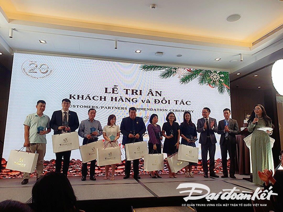 W_ong-francesco-tran-van-lieng-trao-tang-nhung-phan-qua-tri-an-cho-khach-hang-va-doi-tac-than-thiet.jpg
