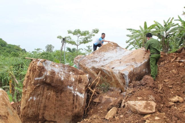 Những khối đá lớn bị công an thu giữ.