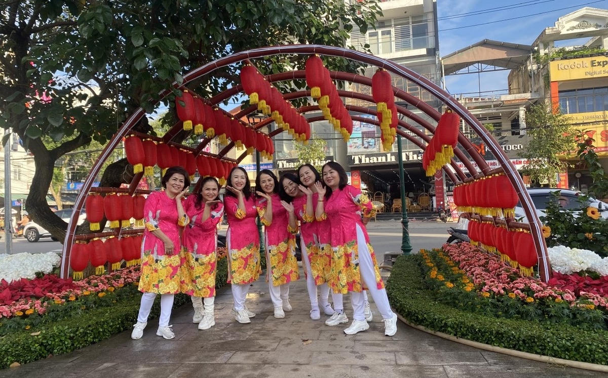 Người dân chụp ảnh lưu lại khoảnh khắc năm mới 2023.