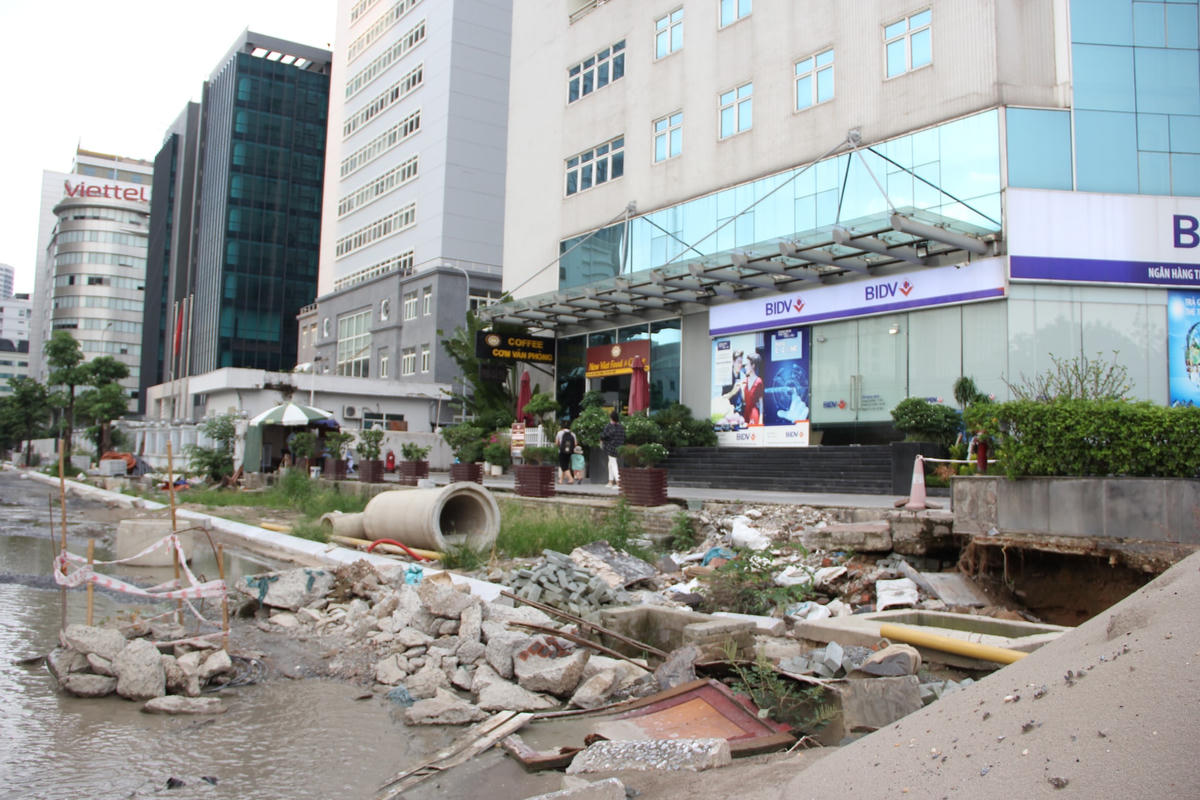 Hà Nội: Vì sao đoạn đường dài 200 mét trước Tổng cục Dân số làm mãi không xong?