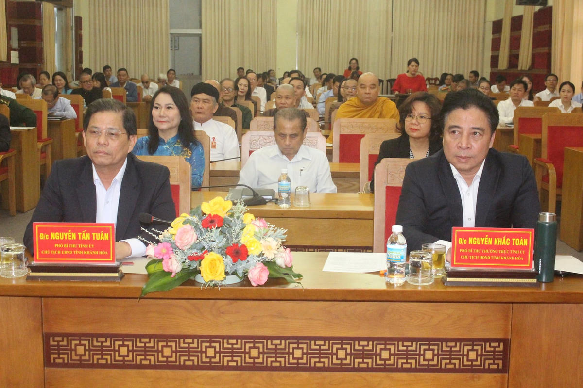 Các đại biểu dự hội nghị.