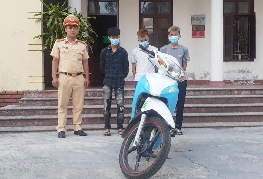 Ba thanh niên cùng chiếc xe máy "bốc đầu" bị lực lượng công an thị xã Hồng Lĩnh điều tra xác minh. 