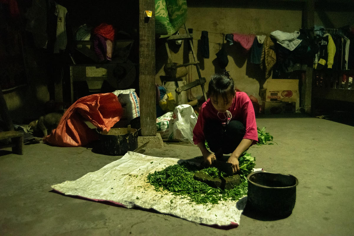 Khi đi học về nhà, Lương cùng em gái đều dành thời gian để làm việc phụ giúp ông bà. Hôm thì em đi cùng bà bừa ruộng trên nương rẫy, đi chăn trâu, lúc thì ở nhà nấu cơm.