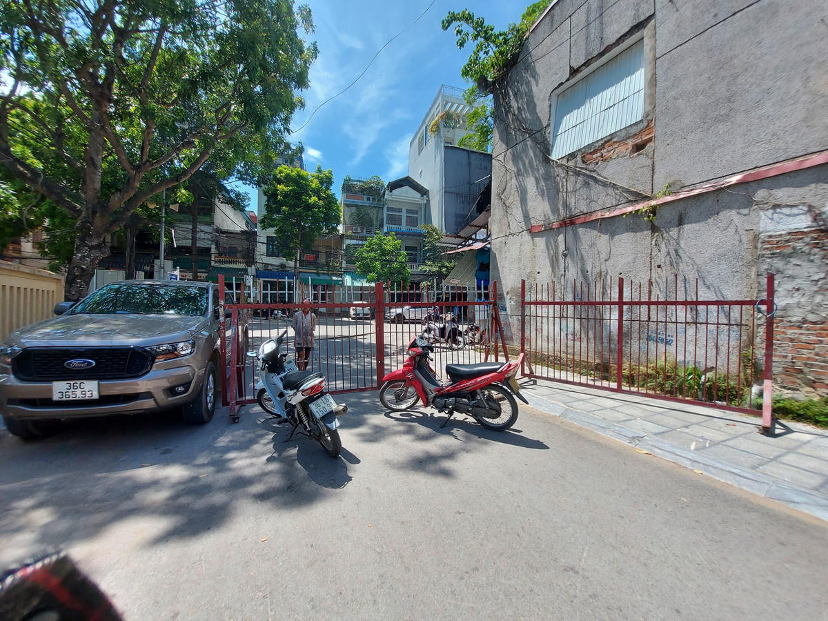 Khu vực xung quanh đám cháy được rào kín để hạn chế người qua lại.