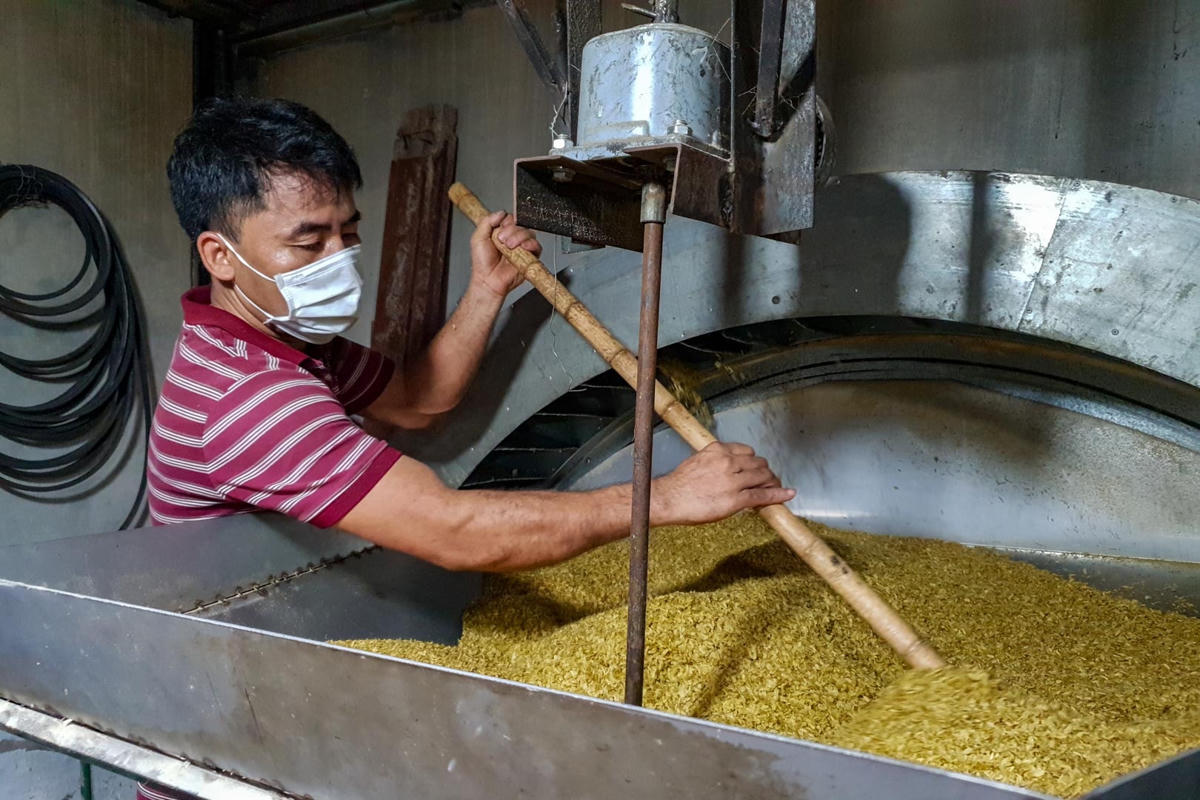 "Những ngày đầu mùa cốm, nhà tôi lúc nào cũng trong cảnh tất bật. Khoảng hơn một tháng đều phải bắt đầu công việc từ 2h sáng để làm cốm phục vụ cho người dân và phân phối cho các đại lý, cửa hàng trên cả nước", bà Hà Hiệu chia sẻ.