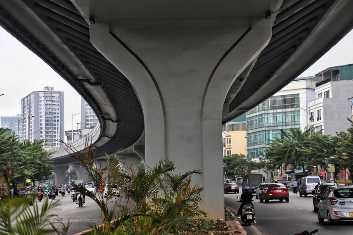 Ngay sau khi tháo dỡ rào chắn, đơn vị thi công hoàn trả lại mặt đường cho các phương tiện lưu thông.