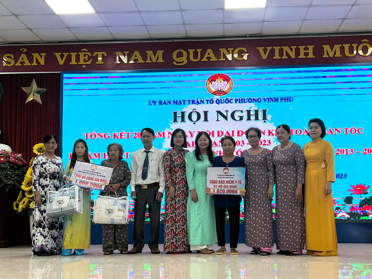 Trao dụng cụ sinh hoạt gia đình và bảo hiểm y tế cho các hộ dân.