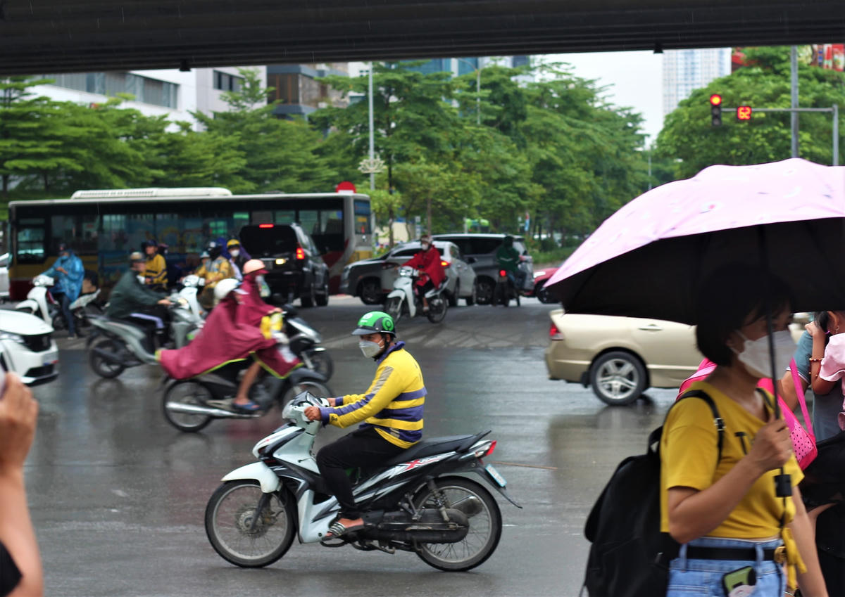 Có thể thấy, hầu hết các tài xế xe ôm đều có hoàn cảnh khó khăn, muốn kiếm thêm thu nhập nên có lẽ vì thế mà việc xử lí những hành vi vi phạm luật lệ giao thông cũng được nương nhẹ.  