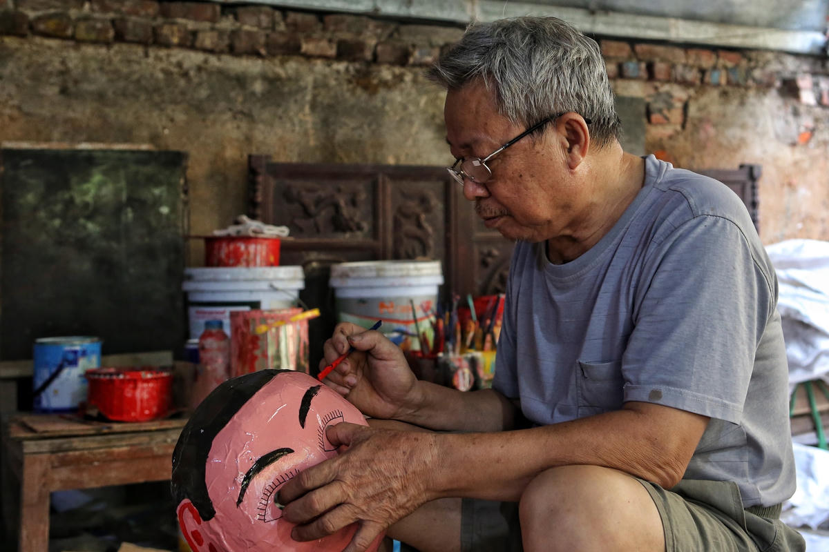 Theo ông Vũ Huy Đông, chủ một cơ sở sản xuất đồ chơi Trung thu tại Hưng Yên, nghề sản xuất đồ chơi dân gian của gia đình ông đã có cách đây hơn 40 năm. Ngày xưa là một Hợp tác xã chuyên làm trống, sau đó xã hội phát triển thì các gia đình tự kinh doanh. Đến nay, một số gia đình không giữ nghề này nữa, chỉ còn một vài hộ còn bám trụ với nghề.