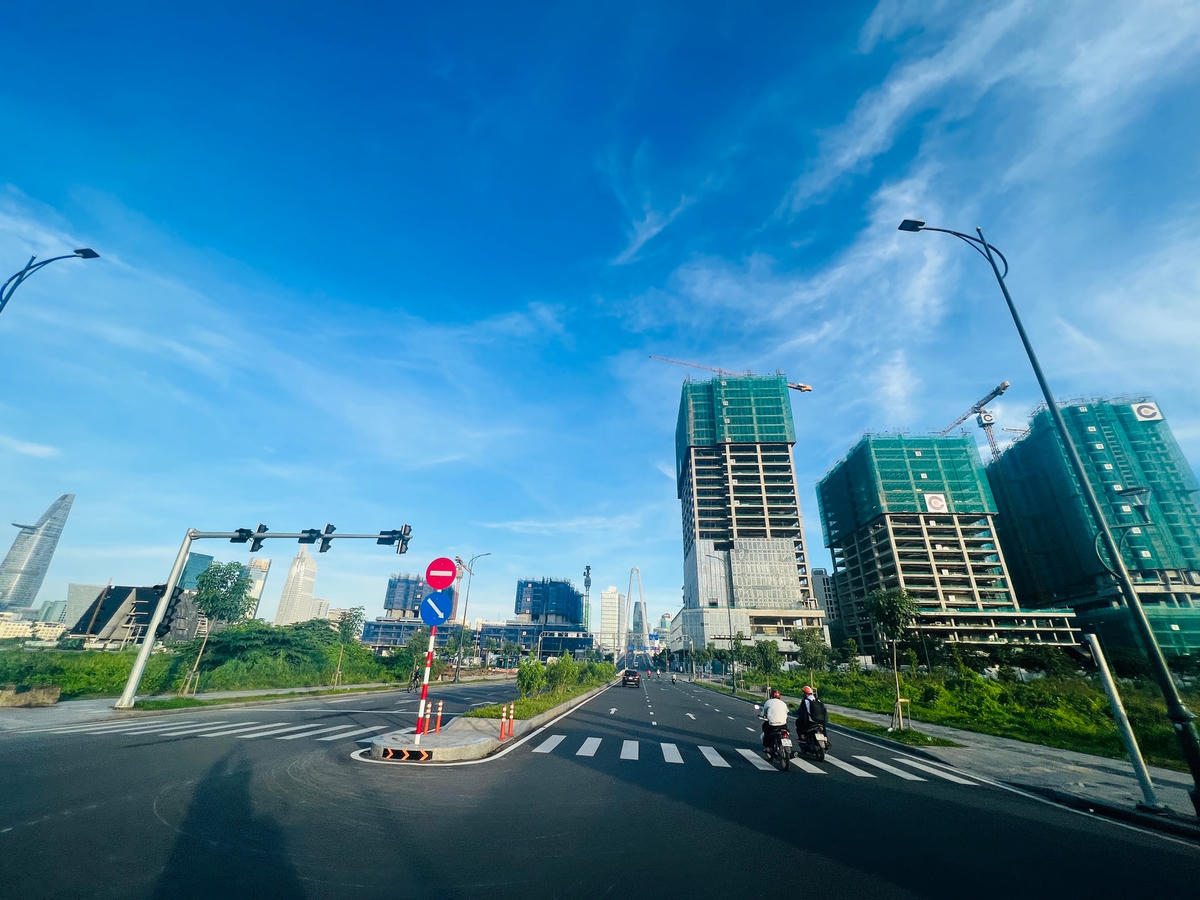 Nhiều dự án bất động sản cần vốn để hoàn thiện.