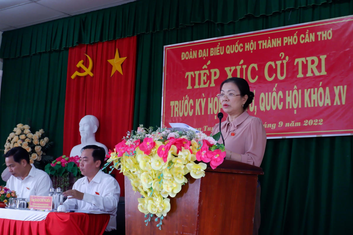 Phó Chủ tịch Uỷ ban Trung ương MTTQ Việt Nam Trương Thị Ngọc Ánh báo cáo kết quả hoạt động với cử tri.