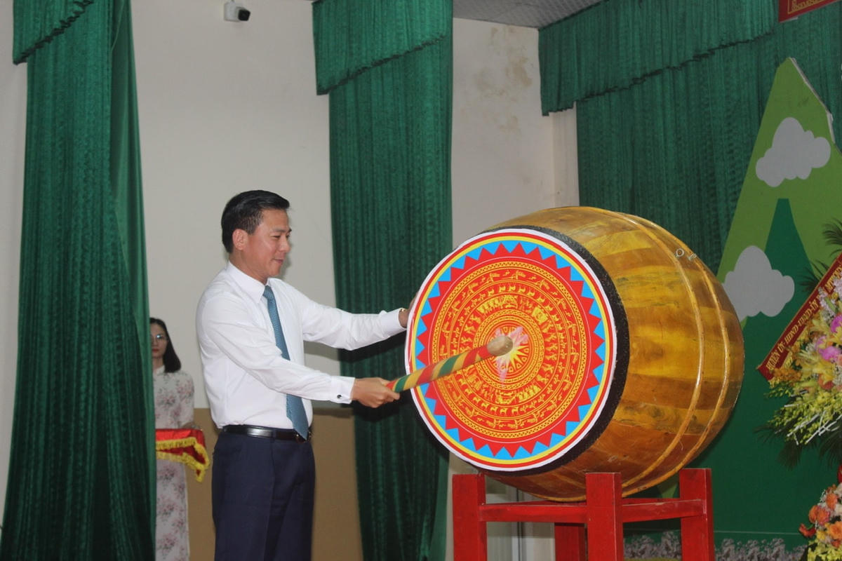 Bí thư Tỉnh ủy Thanh Hóa đánh trống khai giảng năm học mới.