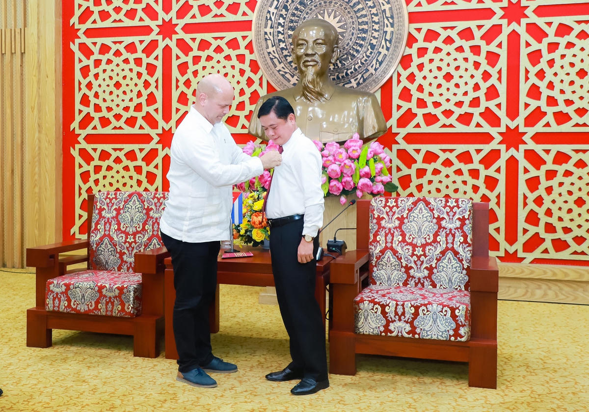  Chủ tịch Ủy ban Bảo vệ Cách mạng Cuba Gerardo Hernandez Nordelo trao huy hiệu cho ông Thái Thanh Quý, Bí thư Tỉnh uỷ Nghệ An.