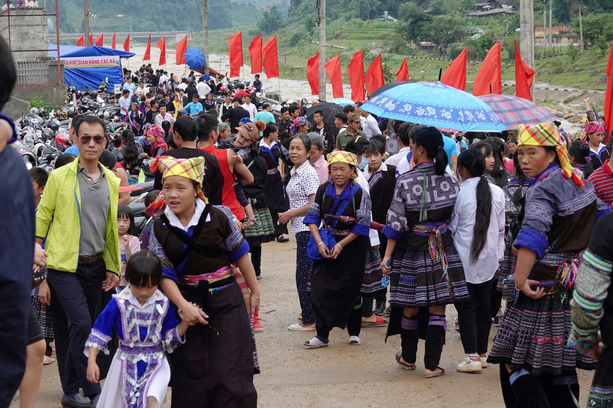 Người Mông ở Mù Cang Chải náo nức đi chơi Tết Độc lập.