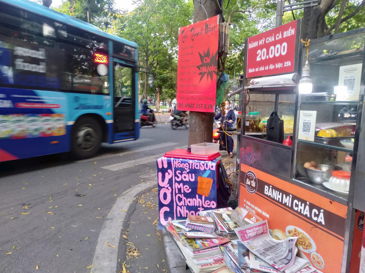 Sạp báo duy nhất còn lại trên phố Phan Đình Phùng (Hà Nội). Ảnh: Trọng Văn.  