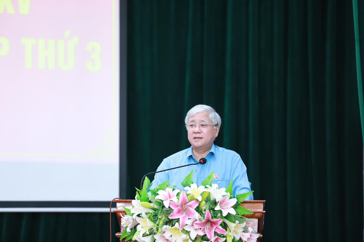 Chủ tịch Đỗ Văn Chiến trả lời các ý kiến, kiến nghị của cử tri 3 phường Hưng Phúc, Hưng Bình và Lê Mao vào chiều 13/5 tại TP Vinh.