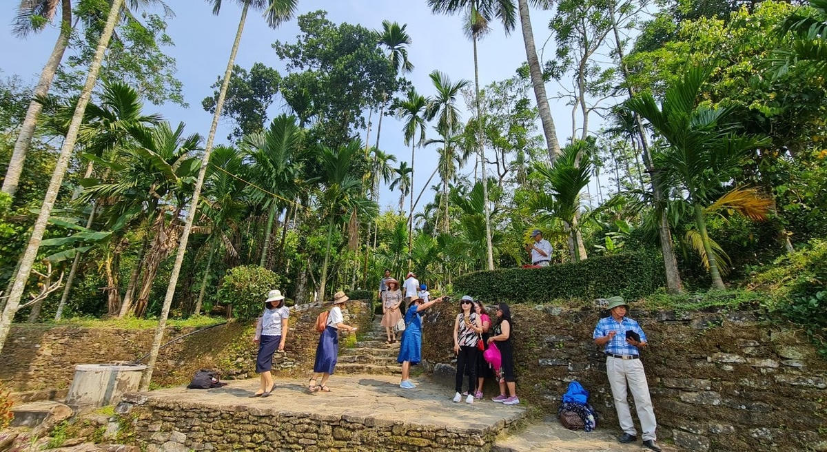Du khách đến tham quan làng Lộc Yên.