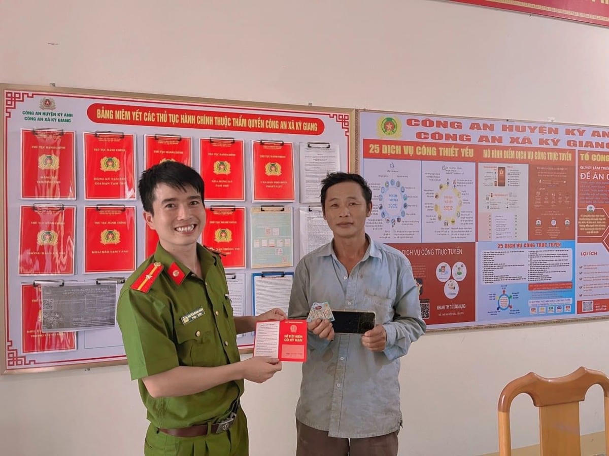 Anh Dương Minh Hải trình báo nhờ cơ quan công an tìm người đánh rơi.