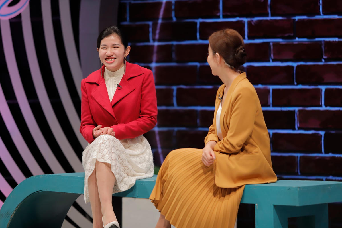 Vũ Thị Hải Anh (22 tuổi) bị khiếm thị bẩm sinh do ảnh hưởng chất độc da cam từ bố.