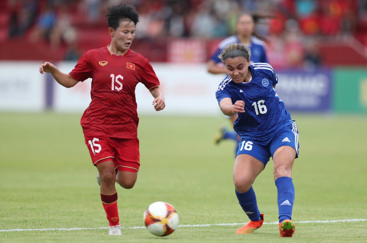 Bích Thuỳ (15) ghi bàn gỡ hoà 1-1 cho ĐT nữ Việt Nam. Ảnh: VFF.