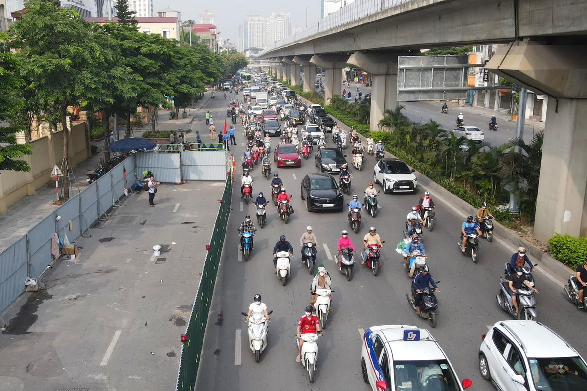 Ông Vũ Sơn, Tư vấn giám sát Dự án hệ thống xử lý nước thải Yên Xá chia sẻ: "Thứ Hai là ngày đầu tuần chúng tôi sẽ theo dõi, đánh giá tình hình giao thông để có điều chỉnh đáp ứng được giao thông".