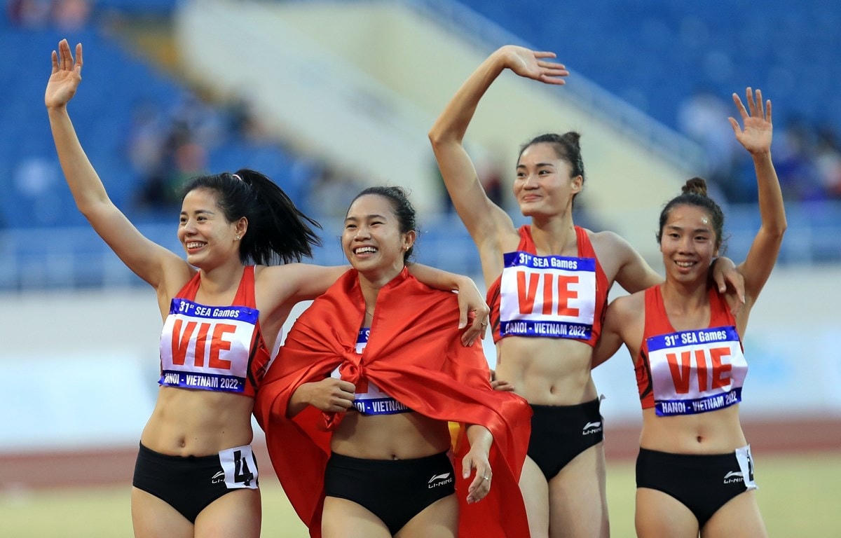 Nguyễn Thị Oanh (thứ 2 từ trái sang) đạt huy chương vàng môn điền kinh tại SEA Games 31.  