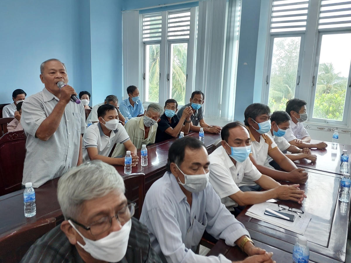 Cử tri xã Long Thạnh huyện Vĩnh Lợi nêu ý kiến, kiến nghị tại buổi tiếp xúc.