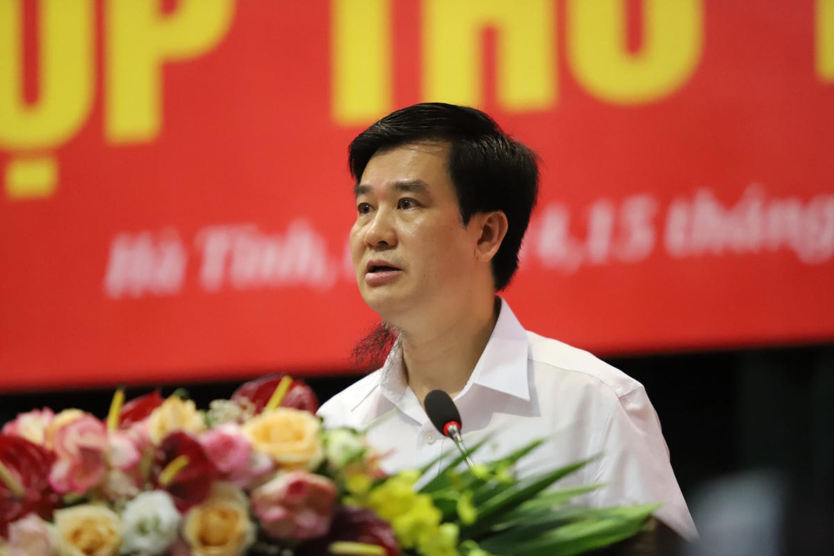 Ông Nguyễn Thanh Điện, Giám đốc Sở TNMT Hà Tĩnh trả lời chất vấn.