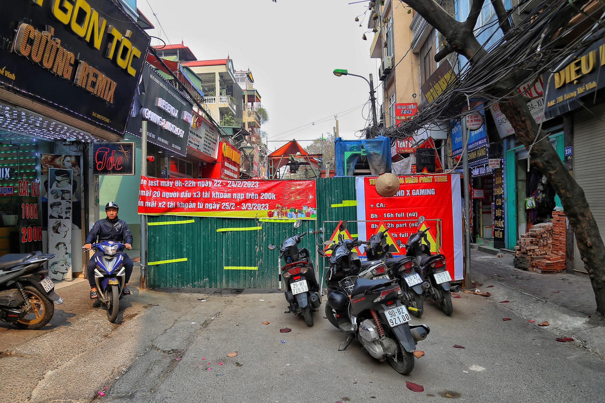 Theo ghi nhận của PV Đại Đoàn Kết Online, trên đường Lương Thế Vinh (phường Trung Văn, quận Nam Từ Liêm, Hà Nội) hiện đang xuất hiện một lô cốt lớn được dựng lên chiếm hết phần lòng đường khiến người dân tại đây di chuyển vô cùng khó khăn.