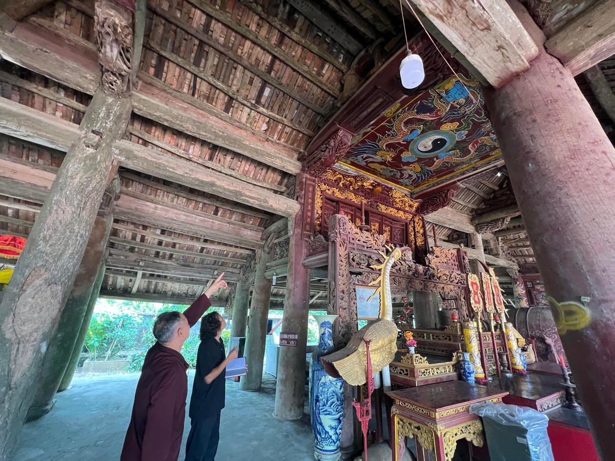 Phần mái ngôi đình có kiến trúc và chạm khắc tinh xảo từ thế kỷ XVII đã nhiều chỗ dột nát.  