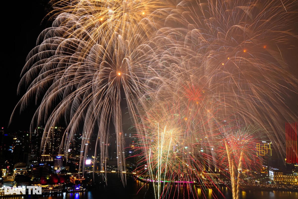 Pháo hoa bay ngợp trời TPHCM chào mừng Quốc khánh 2/9. Ảnh: Hữu Khoa/ Dân trí. 