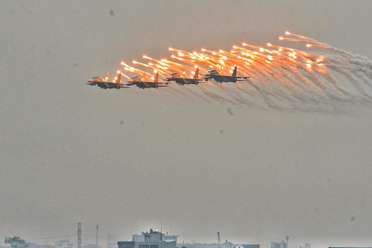 Sau khi bay qua khán đài, biên đội 4 chiếc Su-30MK2 đầu tiên trình diễn bay trên không khi tách thành hai tốp.